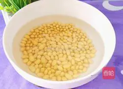 Soybean and Lotus Root Chicken Soup Illustration 2