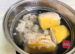 Illustration of how to make tomato and corn pork ribs soup 4