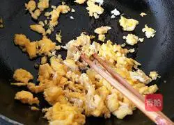 Illustration of how to make leek and spinach vegetarian buns 8