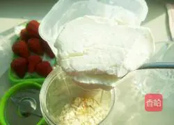 Strawberry Oatmeal Smoothie Recipe Illustration 2