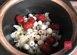 Illustration of making red dates, lotus seeds and white fungus soup 6