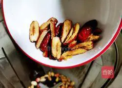 Illustration of making red date and peanut soy milk 6