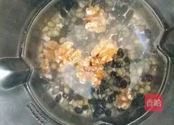 Illustration of how to make black bean, walnut and soy milk 6