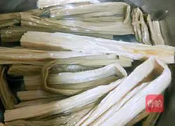 Illustration of how to make cucumber and yuba 3