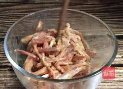 Illustration of how to make vegetable and shredded pork noodle soup 1