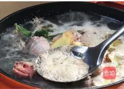  Illustration of how to make red dates, mushrooms and old chicken soup 9