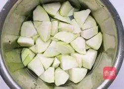 Illustration of how to make loofah and egg soup 5