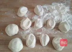 Illustration of how to make pork soup dumplings 8