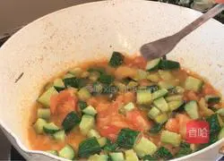 Illustration of how to make tomato, cucumber and scrambled eggs 11