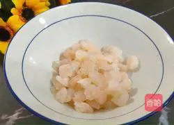 Illustration of how to stir-fry lettuce with shrimps 2
