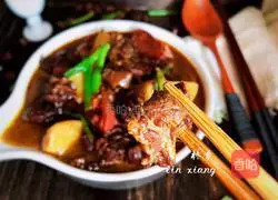 Illustration of how to make beef stew with tomatoes and potatoes 17