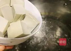 Illustration of how to make cabbage, tofu and fish head soup 5