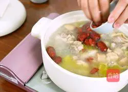 Illustration of how to make fish maw chicken in golden soup 4