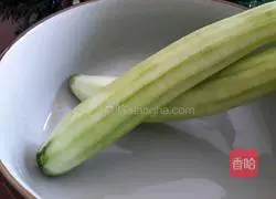 Illustration of how to make loofah egg soup 2