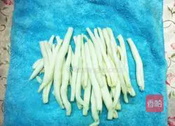 Illustration of how to tear shiitake mushroom roots by hand 2