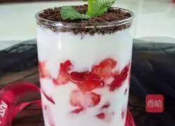 Illustration of how to make strawberry Oreo potted plants 11