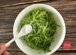 Illustration of how to make shredded radish meatballs 4