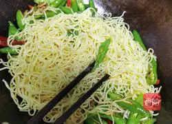 Illustration of how to make fried noodles with eggs 2
