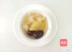Illustration of how to make Tremella, Pineapple and Red Date Soup, which is sweet and nourishes the stomach.5