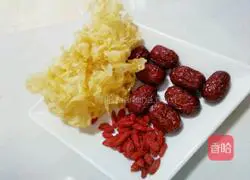 Illustration of how to make red dates, wolfberry and white fungus soup 1