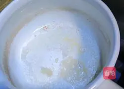 Illustration of how to make caramel milk tea 2