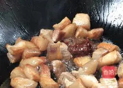 Illustration of how to cook pork belly and small potatoes 11