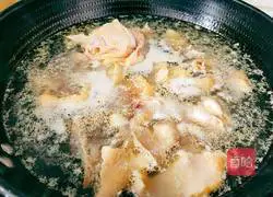 Illustration of how to make peanut, soybean and white radish chicken soup 4