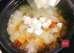 Illustration of how to nourish the skin and nourish the lungs (cranberry, peach gum, tremella and snow pear soup) 7