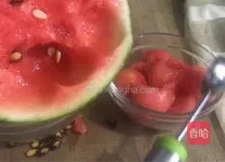 Illustration of how to make watermelon ice powder 8
