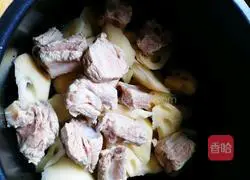 Illustration of how to make pork ribs, carrot and lotus root soup 4