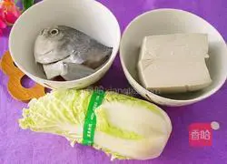 Illustration of how to make cabbage, tofu and fish head soup 1