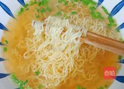 Illustration of how to make instant noodles with egg and meatballs 5