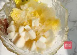 Illustration of making snow pear and white fungus soup 2