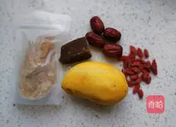 Illustration of how to make red date, mango and peach gum soup 1