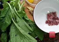 Illustration of how to make mustard green lean meat and egg soup 1