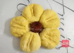 Illustration of how to make pumpkin flower steamed buns 16