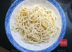 Illustration of how to make braised beans and noodles 2