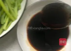 Illustration of how to make cold hand-shredded garlic 5