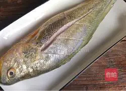 Illustration of how to make yellow croaker with tomato sauce 1