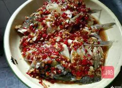 Illustration of how to make steamed fish head with chopped pepper 6