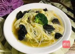 Illustration of how to make fungus soup noodles 9
