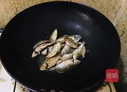 Illustration of how to make scallion and crucian carp soup 4
