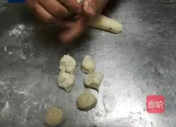 Illustration of how to make pig's trotters steamed buns 4