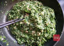 Illustration of how to make leek and pork dumplings 9