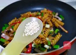 Illustration of how to make black soy spiral pasta (made in Western food) 14