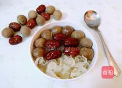 Illustration of how to make longan, red dates and white fungus soup 11