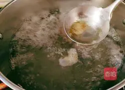 Enoki Mushroom Tomato Coconut Juice Illustration of making beef bone soup 5