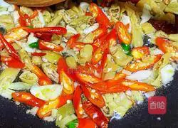 Illustration of how to make stir-fried duck intestines with double peppers 3