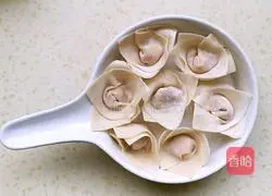 Illustration of how to make egg-and-flower wontons 6