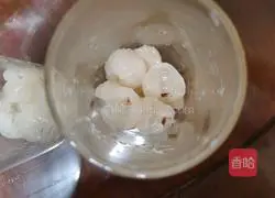 Illustration of how to make lychee soda sparkling water 2